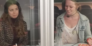 Unsere Mitarbeiterinnen Anna Matviienko und Tanja Dittmeier beweisen Mut in der Dolmetschkabine.